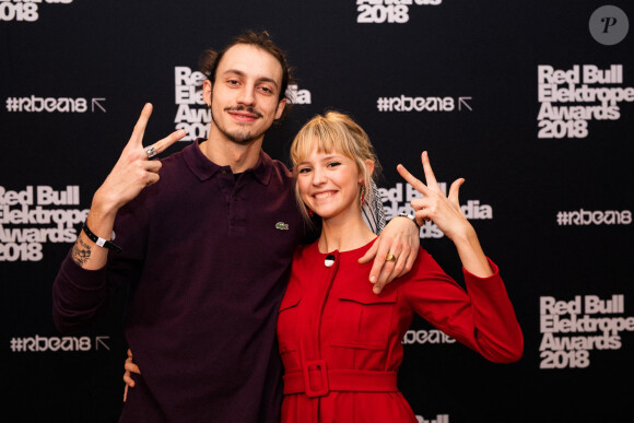 La chanteuse Angèle et son frère le rappeur Roméo Elvis (Roméo Van Laeken) lors de la 8ème édition des Red Bull Elektropedia Awards dans la salle de Flagey, à Bruxelles, Belgique, le 13 novembre 2018.