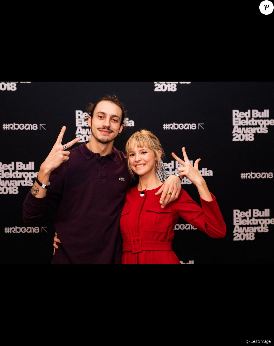 La chanteuse Angèle et son frère le rappeur Roméo Elvis (Roméo Van Laeken) lors de la 8ème édition des Red Bull Elektropedia Awards dans la salle de Flagey, à Bruxelles, Belgique, le 13 novembre 2018.