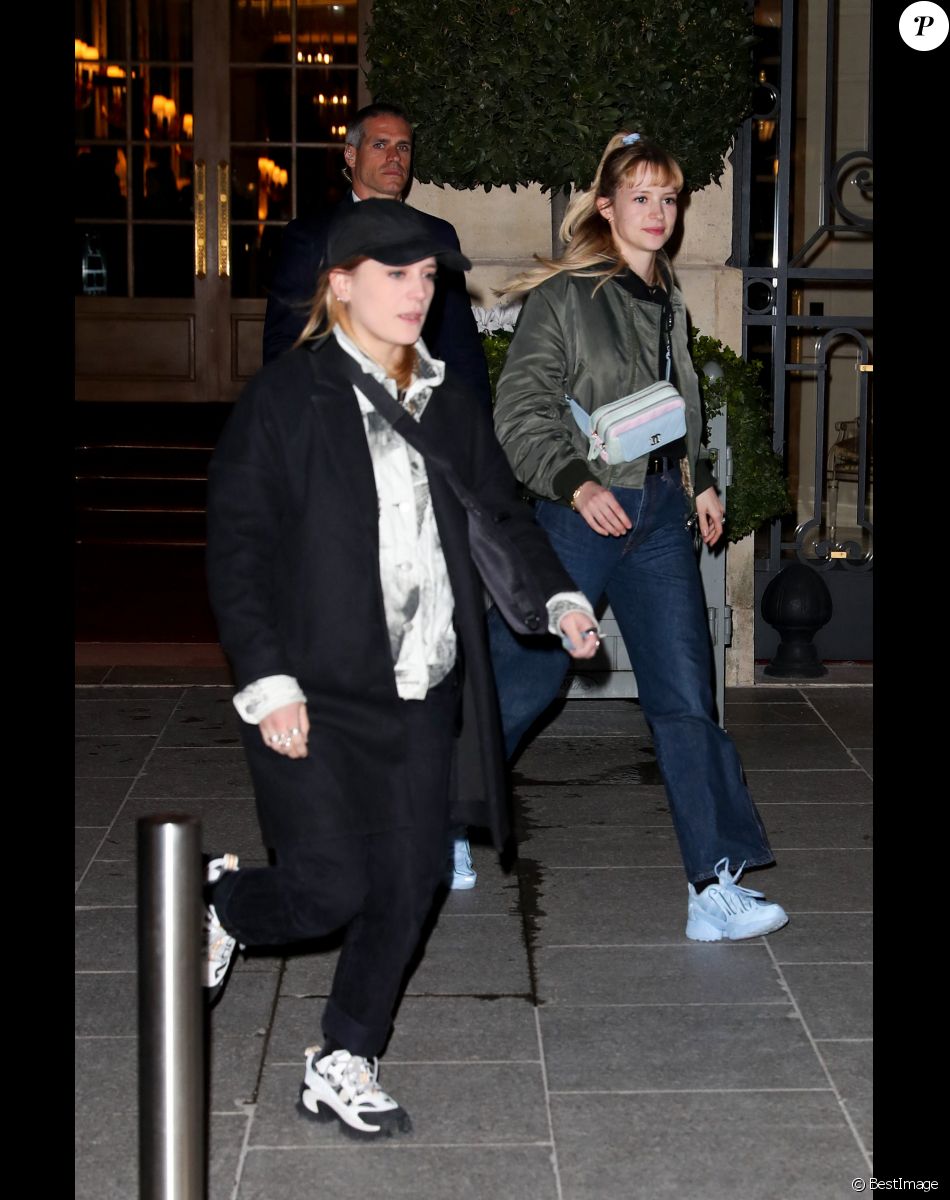 Exclusif - La chanteuse Angèle et son amie Marie Papillon à la sortie de l'hôtel Ritz à Paris en marge de la fashion week prêt-à-porter automne-hiver 2020/2021 le 25 février 2020.