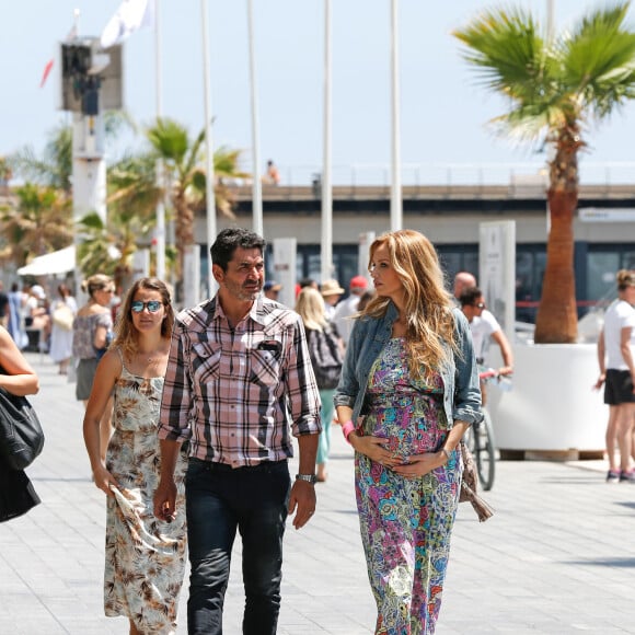 Exclusif - Adriana Karembeu enceinte de 7 mois et demi et son mari André Ohanian sont de retour à Monaco le 1er juin 2018 ou elle va accoucher au mois de juillet. Le couple amoureux plus que jamais se promène sur le port Hercule de Monaco.