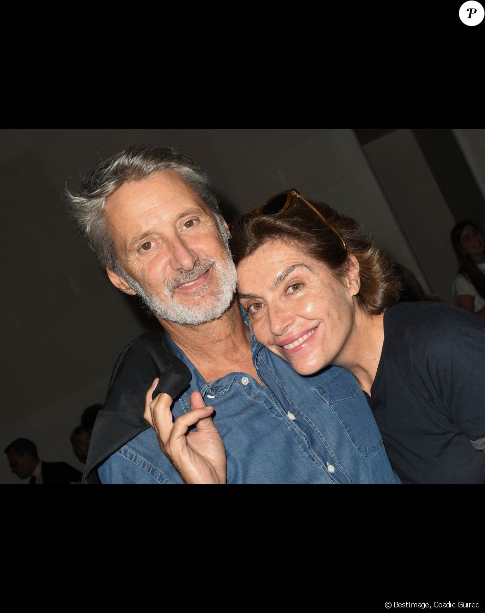 Antoine de Caunes et sa femme Daphné Roulier - Dédicace du nouveau roman de Sacha Sperling "Le fils du pêcheur" aux éditions Robert Laffont à l'Hôtel Costes à Paris. © Coadic Guirec/Bestimage