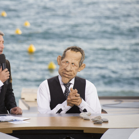 Antoine de Caunes et la marionnette de PPDA - Célébrités au Grand journal de Canal plus lors du 68ème festival de Cannes 2015 à Cannes le 22 mai 2015. 