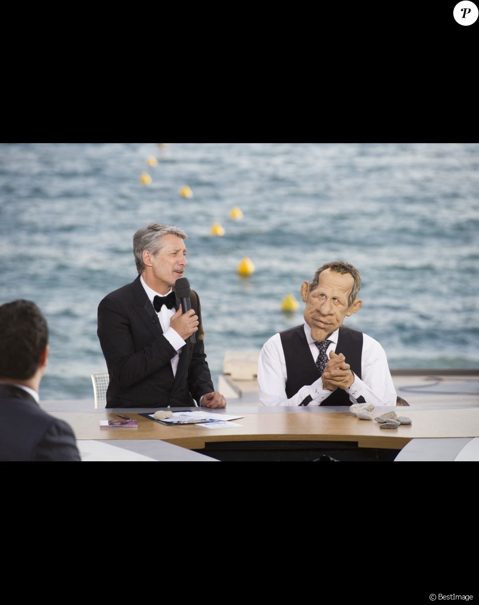 Antoine de Caunes et la marionnette de PPDA - Célébrités au Grand journal de Canal plus lors du 68ème festival de Cannes 2015 à Cannes le 22 mai 2015.