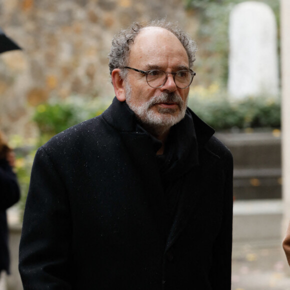 Jean-Pierre Darroussin à la sortie de l'hommage à Marcel Bluwal au cimetière de Montmartre à Paris le 29 octobre 2021. 