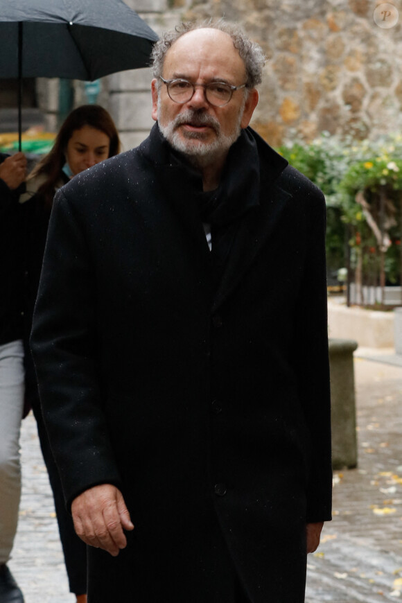 Jean-Pierre Darroussin à la sortie de l'hommage à Marcel Bluwal au cimetière de Montmartre à Paris le 29 octobre 2021. 