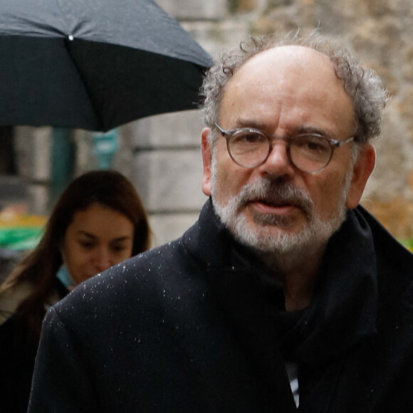 Jean-Pierre Darroussin à la sortie de l'hommage à Marcel Bluwal au cimetière de Montmartre à Paris le 29 octobre 2021. 