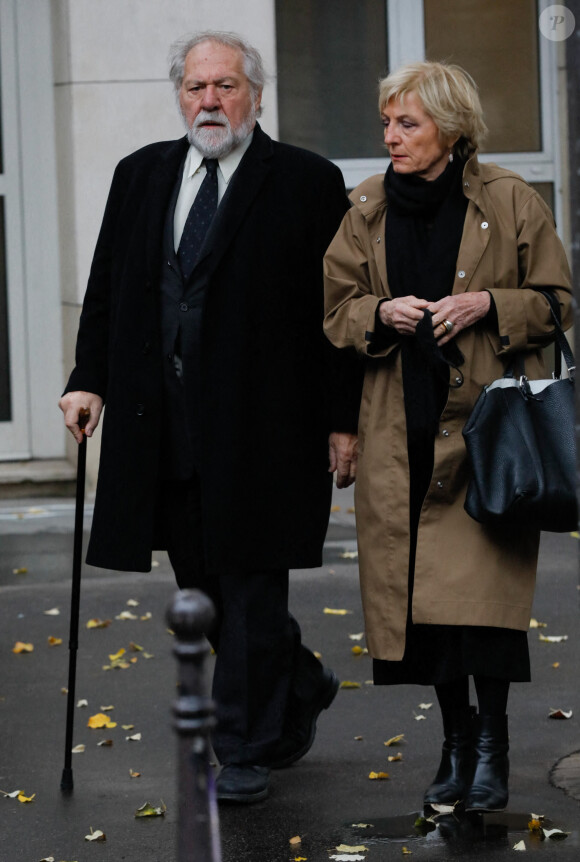 Pierre Santini et sa femme Lysiane arrivant à l'hommage à Marcel Bluwal au cimetière de Montmartre à Paris le 29 octobre 2021. 