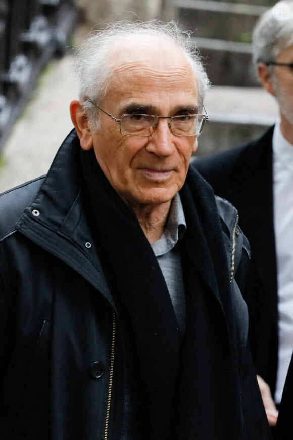 François de Closets arrivant à l'hommage à Marcel Bluwal au cimetière de Montmartre à Paris le 29 octobre 2021. 