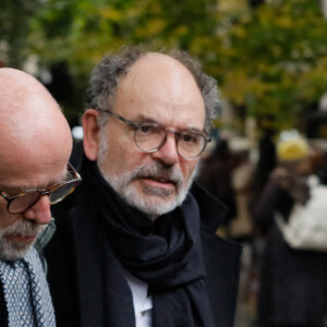 Jean-Pierre Darroussin arrivant à l'hommage à Marcel Bluwal au cimetière de Montmartre à Paris le 29 octobre 2021. 