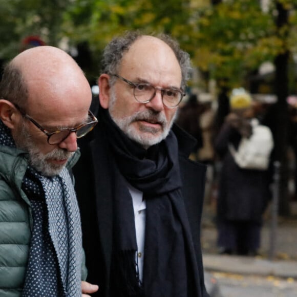 Jean-Pierre Darroussin arrivant à l'hommage à Marcel Bluwal au cimetière de Montmartre à Paris le 29 octobre 2021. 