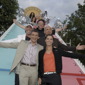 Nagui, Nathalie Simon, Philippe Corti et Patrice Laffont à Saint-Quentin en Champagne-Ardenne, en France, lors de l'enregistrement du jeu Intervilles en 2005.