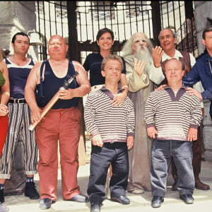 Cendrine Dominguez, le Père Fouras, Patrice Laffont, Yves Marchesseau et les animateurs de l'émission "Fort Boyard" en 1994. 
