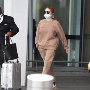 Lindsay Lohan durant son arrivée à l'aéroport JFK à New York, le 29 octobre 2021. 