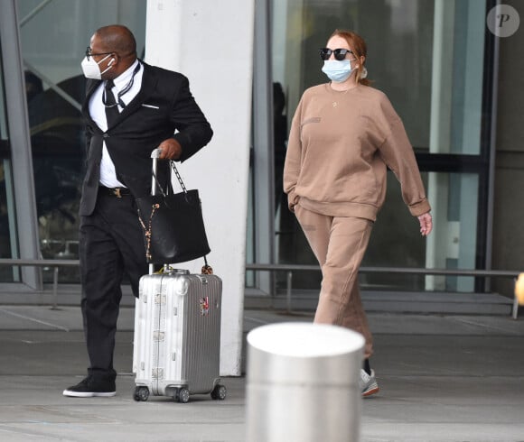Lindsay Lohan durant son arrivée à l'aéroport JFK à New York, le 29 octobre 2021. 