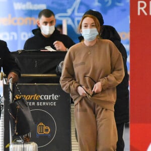 Lindsay Lohan et son compagnon présumé Bader Shammas aperçus à l'aéroport JFK à New York, le 29 octobre 2021. 