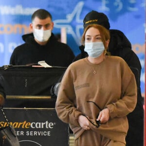 Lindsay Lohan et son compagnon présumé Bader Shammas aperçus à l'aéroport JFK à New York, le 29 octobre 2021. 