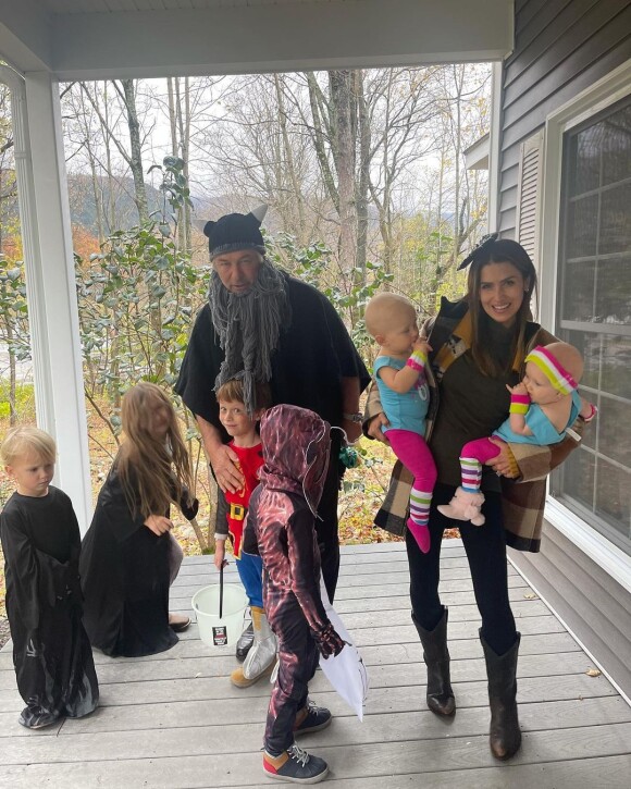 Alec Baldwin avec sa femme Hilaria et leurs 6 enfants pour Halloween