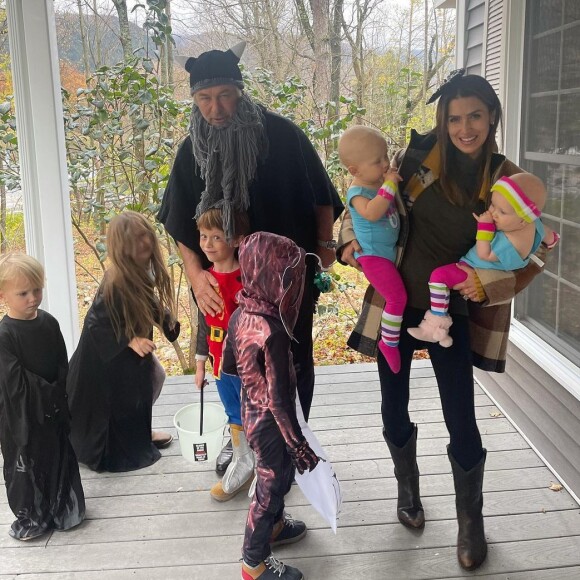 Alec Baldwin avec sa femme Hilaria et leurs 6 enfants pour Halloween