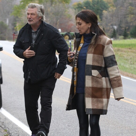 Alec Baldwin parle pour la première fois du drame survenu sur le tournage de "Rust" qui a coûté la vie à la directrice photo, H.Huthcins. Devant sa résidence de Manchester (Vermont) et sous le regard de sa femme Hilaria, Alec Baldwin insiste auprès des journalistes sur l'amitié qui l'unissait à la victime, sur la bonne ambiance qui régnait sur le plateau avant l'accident, en précisant que celui-ci avait une chance sur un milliard de se produire.