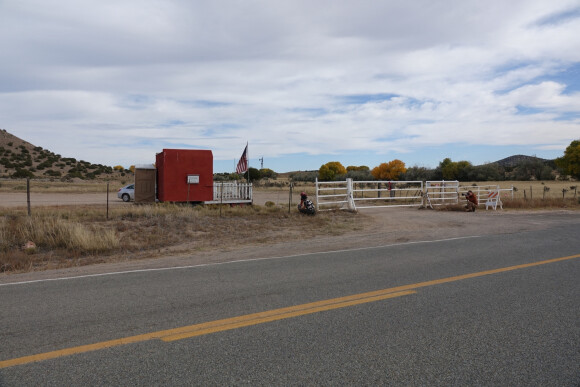 Exclusif - Des fleurs sont placées à l'entrée du lieu de tournage du Bonanza Creek Ranch à Santa Fe, au Nouveau-Mexique, où l'acteur Alec Baldwin a abattu la directrice de la photographie Halina Hutchins avec un revolver alors qu'ils répétaient une scène du film "Rust" le 23 avril 2021.