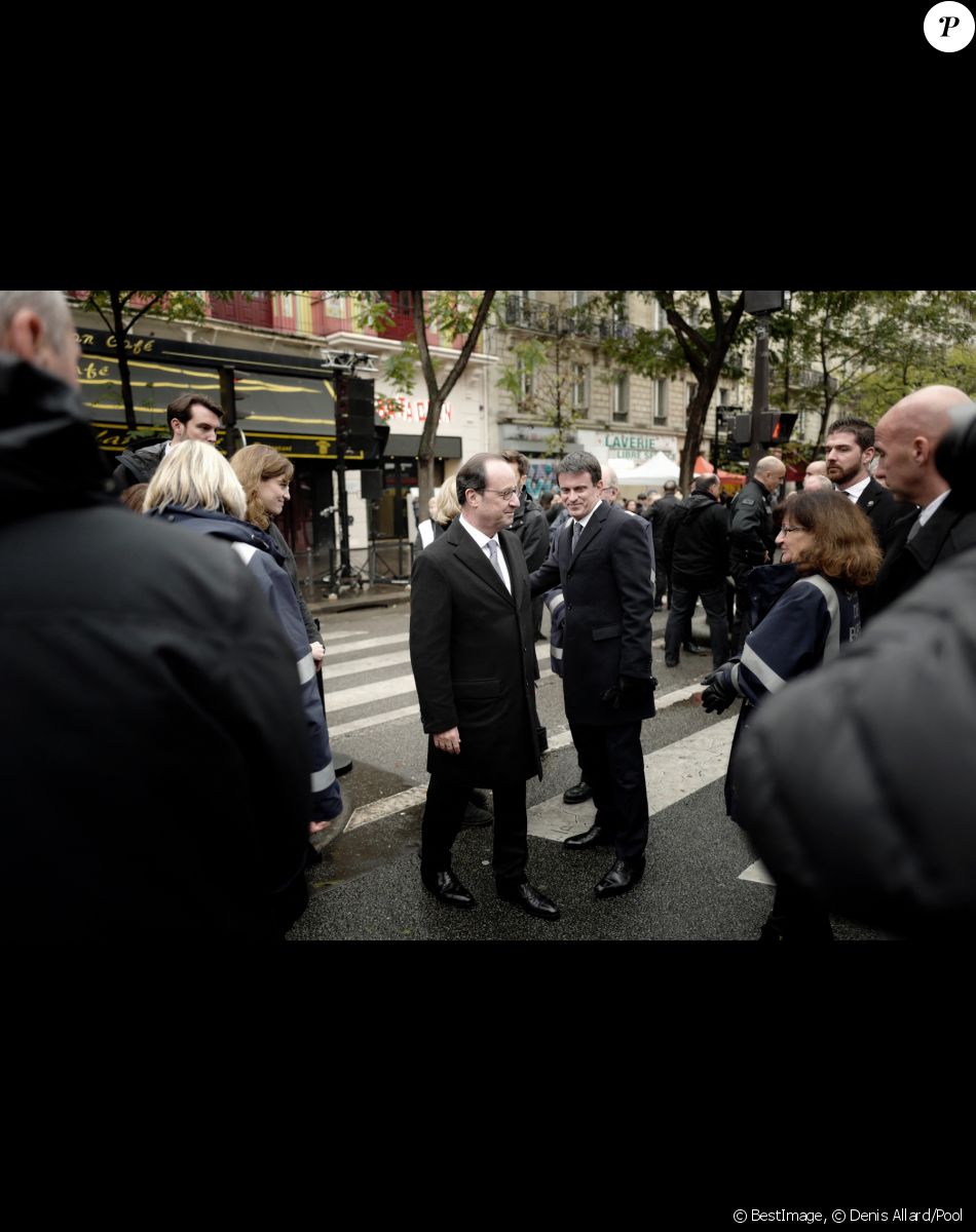 Manuel Valls, Premier ministre, François Hollande, président de la République et Juliette Meadel, secrétaire d'état à l'aide aux victimes lors de l'hommage aux victimes des attentats du 13 novembre 2015 devant le Bataclan à Paris, France, le 13 novembre 2016. Une plaque en mémoire des victimes blessés et assassinées des attentats du 13 novembre 2015 a été dévoilée.