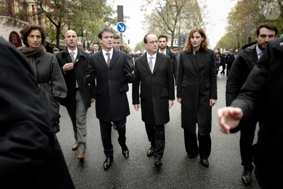 Audrey Azoulay, ministre de la culture et de la communication, Manuel Valls, Premier ministre, François Hollande, président de la République et Juliette Meadel, secrétaire d'état à l'aide aux victimes lors de l'hommage aux victimes des attentats du 13 novembre 2015 devant le Bataclan à Paris, France, le 13 novembre 2016. Une plaque en mémoire des victimes blessés et assassinées des attentats du 13 novembre 2015 a été dévoilée.