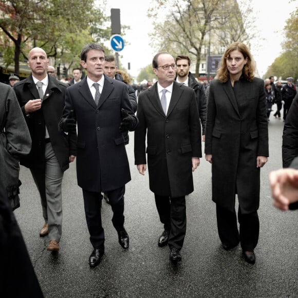 Audrey Azoulay, ministre de la culture et de la communication, Manuel Valls, Premier ministre, François Hollande, président de la République et Juliette Meadel, secrétaire d'état à l'aide aux victimes lors de l'hommage aux victimes des attentats du 13 novembre 2015 devant le Bataclan à Paris, France, le 13 novembre 2016. Une plaque en mémoire des victimes blessés et assassinées des attentats du 13 novembre 2015 a été dévoilée.