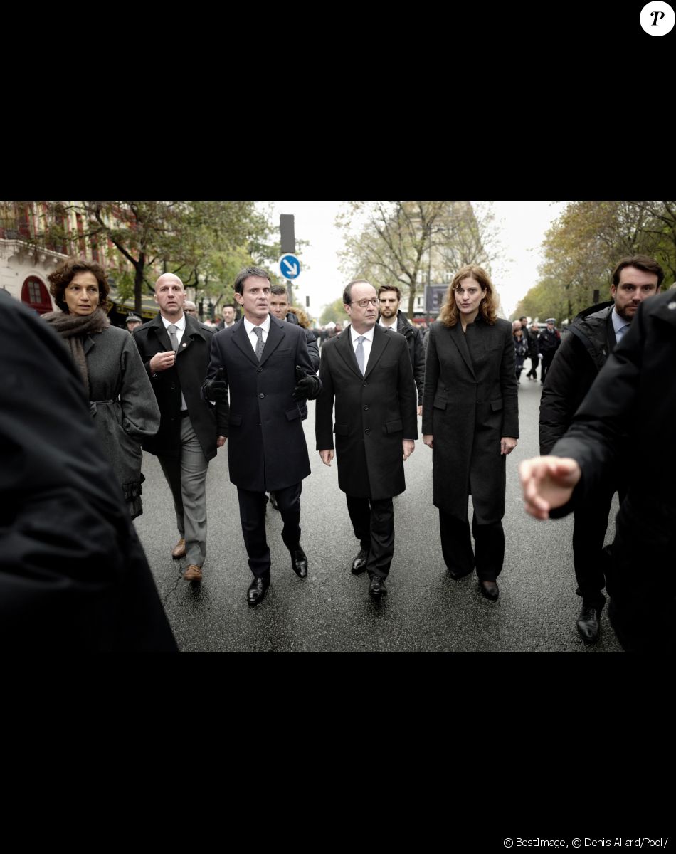 Audrey Azoulay, ministre de la culture et de la communication, Manuel Valls, Premier ministre, François Hollande, président de la République et Juliette Meadel, secrétaire d'état à l'aide aux victimes lors de l'hommage aux victimes des attentats du 13 novembre 2015 devant le Bataclan à Paris, France, le 13 novembre 2016. Une plaque en mémoire des victimes blessés et assassinées des attentats du 13 novembre 2015 a été dévoilée.