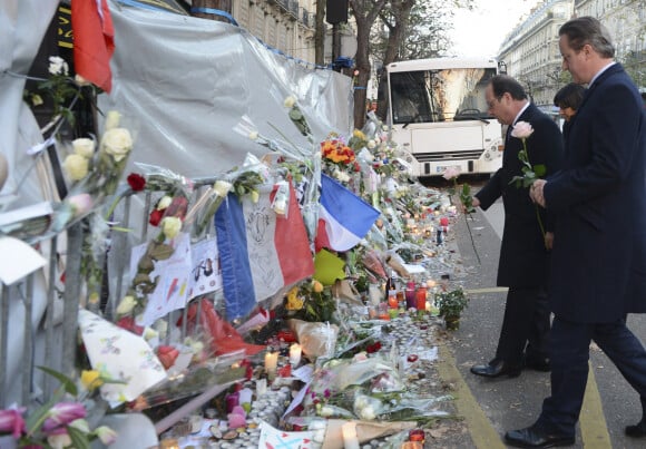 Le premier ministre David Cameron,le président François Hollande et la maire de Paris Anne Hidalgo déposent une gerbe au Bataclan en hommage aux victimes des attentats parisiens le 23 novembre 2015.