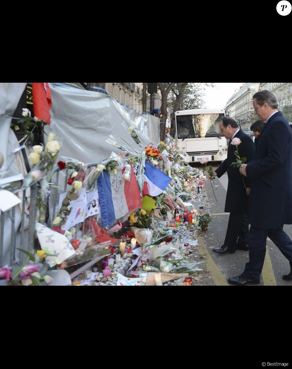 Le premier ministre David Cameron,le président François Hollande et la maire de Paris Anne Hidalgo déposent une gerbe au Bataclan en hommage aux victimes des attentats parisiens le 23 novembre 2015.