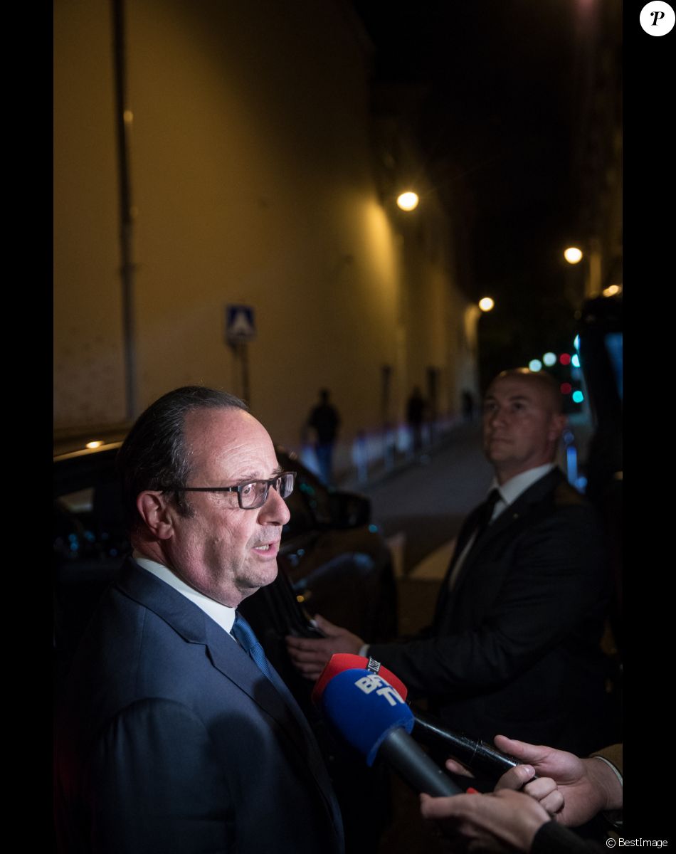 Semi-Exclusif - Le président de la République François Hollande va assister au spectacle de l'humoriste Yassine Belattar au Bataclan à Paris, le 4 mai 2017. Il se rend pour la première fois depuis les attentats du 13 novembre 2015 dans la salle de spectacle du 11ème arrondissement de paris, où 90 personnes ont été tuées. © Cyril Moreau/Bestimage No Web No Blog - Belgium and Switzerland Semi-Exclusive - French president Francois Hollande is going to attend the humorist Yassine Belattar 's show at the Bataclan in Paris, on May 4th, 2017. French President goes for the first time since the attacks of November 13th, 2015 in the theater of the 11th district of Paris, where 90 people were killed.