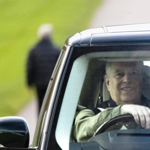 Le prince Andrew, duc d'York , au volant de sa voiture en direction du château de Windsor, le 28 octobre 2021.