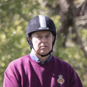 Le prince Andrew, duc d'York, s'est rendu aujourd'hui au château de Windsor pour faire une promenade à cheval avec deux palefreniers, au Royaume Uni, le 7 mai 2021.