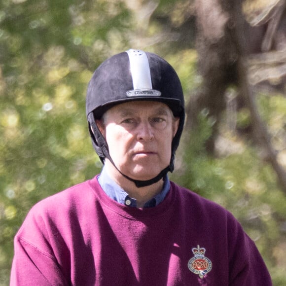 Le prince Andrew, duc d'York, s'est rendu aujourd'hui au château de Windsor pour faire une promenade à cheval avec deux palefreniers, au Royaume Uni, le 7 mai 2021.