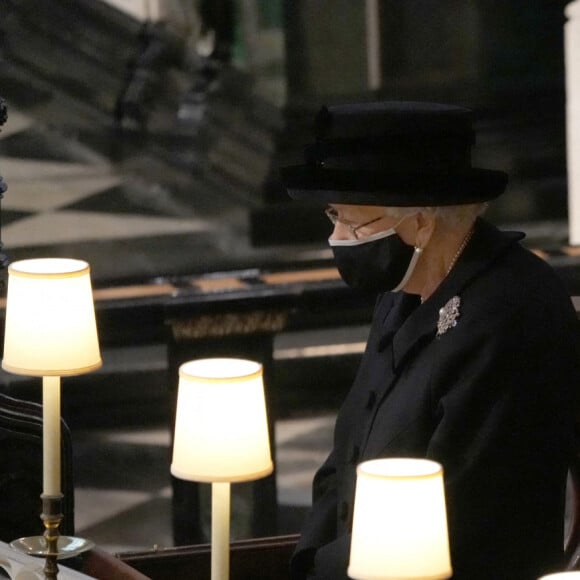 La reine Elisabeth II d'Angleterre et Le prince Andrew, duc d'York, - Funérailles du prince Philip, duc d'Edimbourg à la chapelle Saint-Georges du château de Windsor, Royaume Uni, le 17 avril 2021.