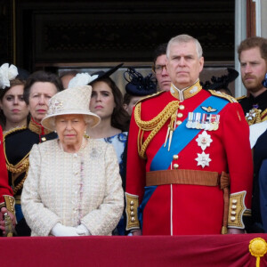 Le prince William, duc de Cambridge, et Catherine (Kate) Middleton, duchesse de Cambridge, le prince George de Cambridge, la princesse Charlotte de Cambridge, le prince Louis de Cambridge, Camilla Parker Bowles, duchesse de Cornouailles, le prince Charles, prince de Galles, la reine Elisabeth II d'Angleterre, le prince Andrew, duc d'York, le prince Harry, duc de Sussex, et Meghan Markle, duchesse de Sussex, la princesse Beatrice d'York, la princesse Eugenie d'York, la princesse Anne - La famille royale au balcon du palais de Buckingham lors de la parade Trooping the Colour, célébrant le 93ème anniversaire de la reine Elisabeth II.