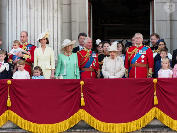 Le prince William, duc de Cambridge, et Catherine (Kate) Middleton, duchesse de Cambridge, le prince George de Cambridge, la princesse Charlotte de Cambridge, le prince Louis de Cambridge, Camilla Parker Bowles, duchesse de Cornouailles, le prince Charles, prince de Galles, la reine Elisabeth II d'Angleterre, le prince Andrew, duc d'York, le prince Harry, duc de Sussex, et Meghan Markle, duchesse de Sussex, la princesse Beatrice d'York, la princesse Eugenie d'York, la princesse Anne - La famille royale au balcon du palais de Buckingham lors de la parade Trooping the Colour, célébrant le 93ème anniversaire de la reine Elisabeth II.