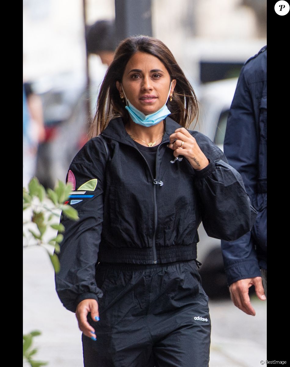 Exclusif - Antonella Roccuzzo (ensemble survêtement noir Adidas) sort de l'hôtel Royal Monceau pour aller faire du shopping chez Zara pour acheter une tenue et aller ensuite déjeuner au restaurant avec son mari. Antonella veut rester la plus belle pour son Leo après 20 ans de vie commune et 3 enfants. Elle retourne à l'hôtel pour se changer avant de rejoindre son mari Lionel Leo Messi, qui revient de son entraînement avec le Paris Saint-Germain (PSG), au restaurant parisien. Le couple est ensuite retourné dans leur hôtel. No Web pour la Belgique et la Suisse Exclusive - For Germany Call For Price - No Web - Antonella Roccuzzo (Adidas black tracksuit set) walks out of the Royal Monceau hotel to go shopping at Zara to buy an outfit to go to a restaurant for lunch with her husband. Antonella wants to remain the most beautiful for her Leo after 20 years together and 3 children. She returns to the hotel to change before joining her husband Lionel Leo Messi who is returning from his training with Paris Saint-Germain (PSG). The couple then returned to their hotel.