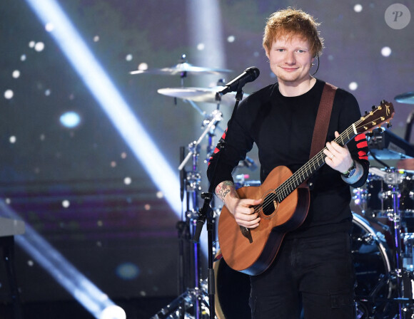 Ed Sheeran se produit dans l'émission Idol sur TV4 en Suède le 7 octobre 2021 