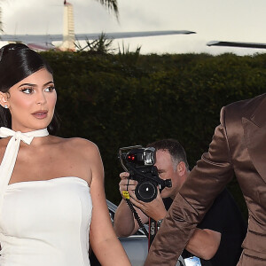 Travis Scott avec sa compagne Kylie Jenner à la première du prochain documentaire de Netflix Look Mom I Can Fly au Barker Hangar dans le quartier de Santa Monica à Los Angeles. Le 27 août 2019