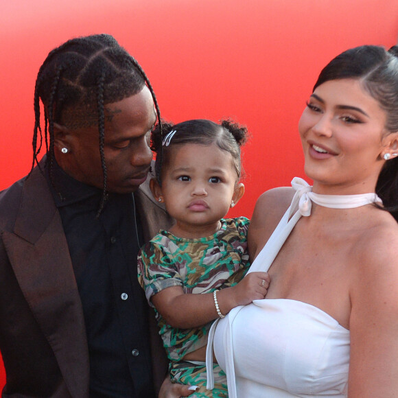 Travis Scott avec sa compagne Kylie Jenner et sa fille Stormi Webster à la première du prochain documentaire de Netflix Look Mom I Can Fly au Barker Hangar dans le quartier de Santa Monica à Los Angeles. Le 27 août 2019