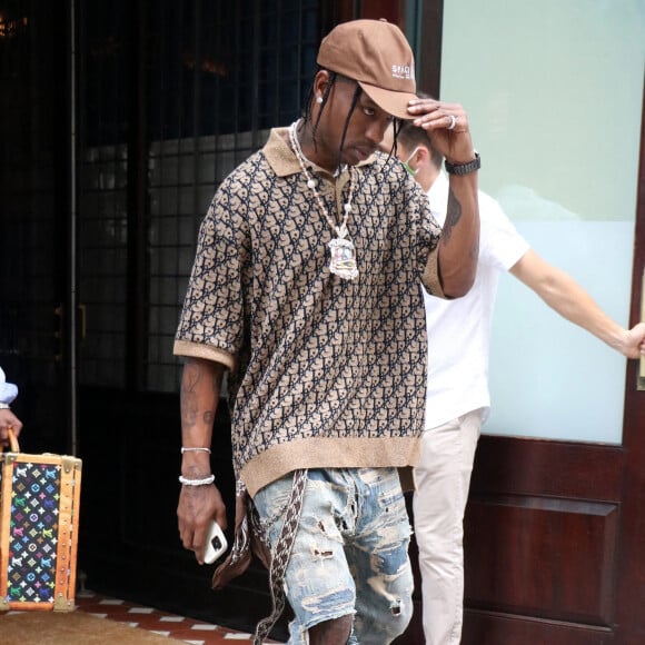 Travis Scott se balade dans le quartier de Soho à New York, le 8 juillet 2021