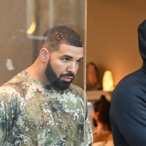 Exclusif - Drake fait du shopping à West Hollywood le 28 octobre 2021.