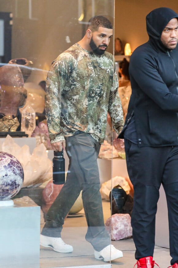 Exclusif - Drake fait du shopping à West Hollywood le 28 octobre 2021.
