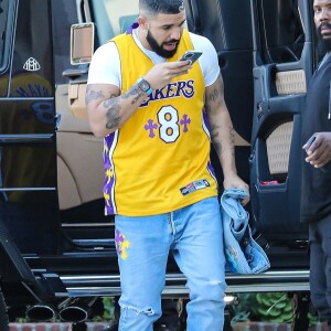 Exclusif - Drake arrive avec ses gardes du corps à un studio d'enregistrement à Los Angeles, le 7 juillet 2021.