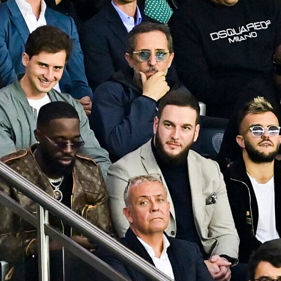 Gad Elmaleh avec son fils Noé, Gims (Maître Gims), Vegedream - People en tribunes du match de football en ligue 1 Uber Eats : Le PSG (Paris Saint-Germain) remporte la victoire 2-1 contre Lyon au Parc des Princes à Paris le 19 septembre 2021. © JB Autissier/Panoramic/Bestimage