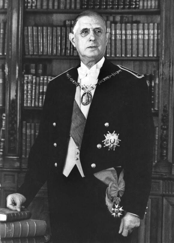 Le général Charles de Gaulle dans ses habits officiels en 1959