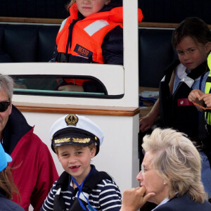 Carole et Michael Middleton, le prince George de Cambridge, la princesse Charlotte - Les enfants du duc et de la duchesse de Cambridge regardent d'un bateau la régate King's Cup le 8 août 2019.