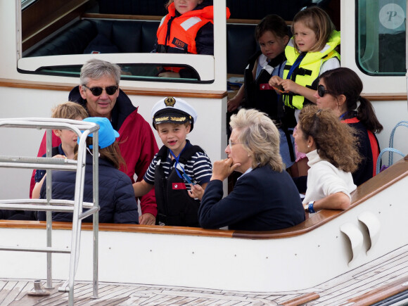 Carole et Michael Middleton, le prince George de Cambridge, la princesse Charlotte - Les enfants du duc et de la duchesse de Cambridge regardent d'un bateau la régate King's Cup le 8 août 2019.