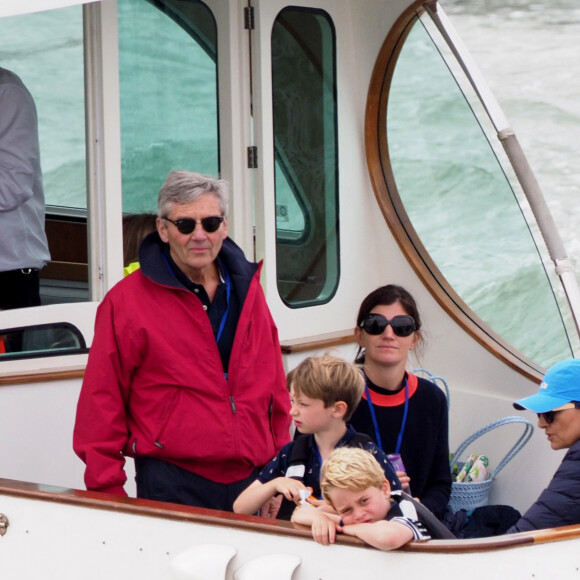 Carole et Michael Middleton, le prince George de Cambridge - Les enfants du duc et de la duchesse de Cambridge regardent d'un bateau la régate King's Cup le 8 août 2019.
